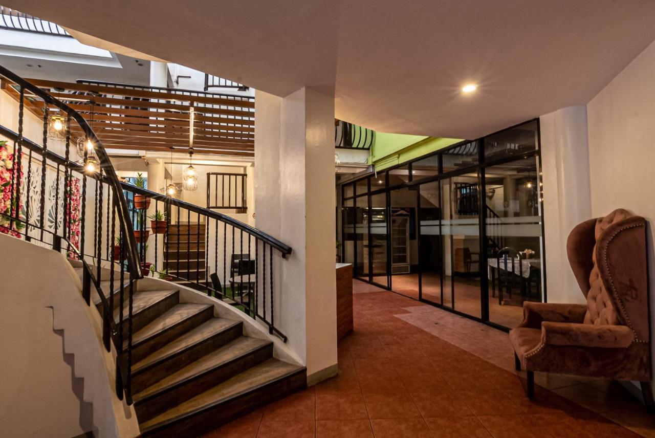 Kiwi Hotel Cebu Екстер'єр фото